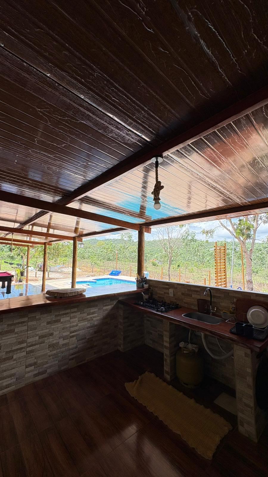 Área gourmet com vista para a piscina e mesa de sinuca