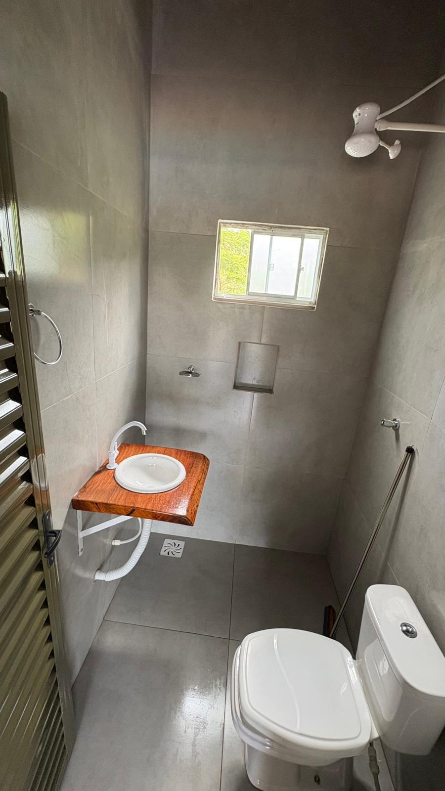 Banheiro com chuveiro e ducha