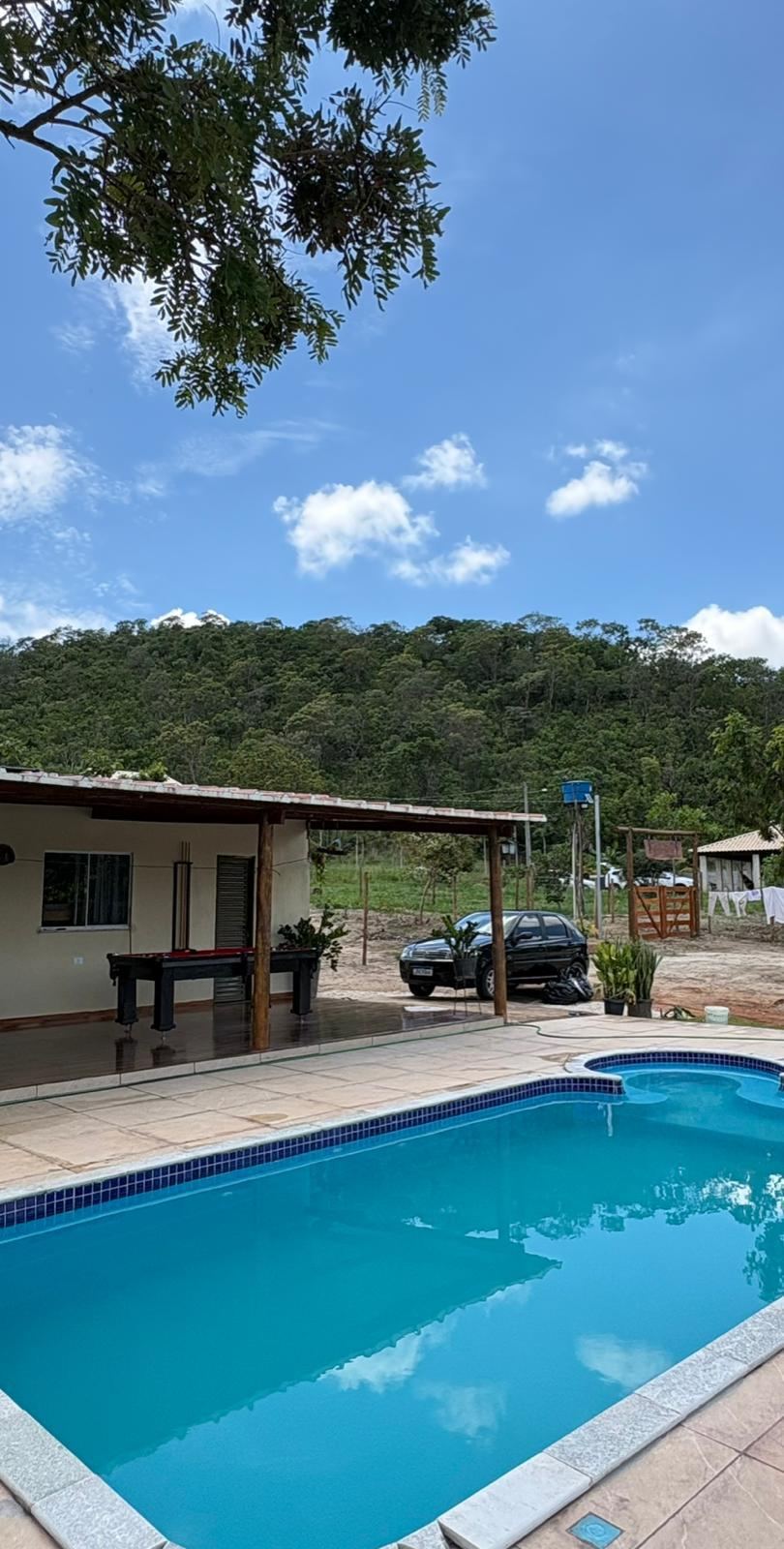 Vista geral da piscina e da casa