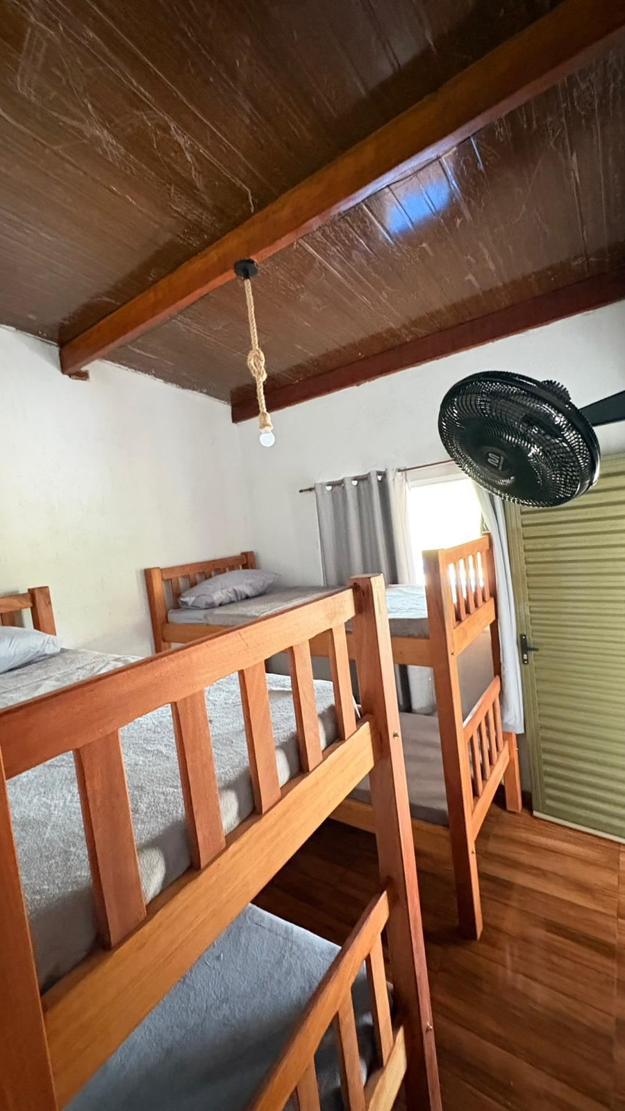 Quarto com camas beliche de madeira maciça