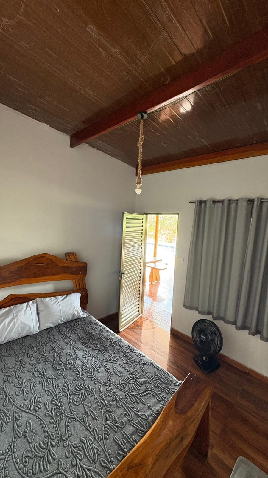 Quarto de casal aconchegante com acesso direto à área da piscina